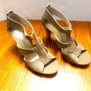 MICHAEL Kors Berkley Platform Size 7.5 Leather T Strap 4” Heels Nude Neutral